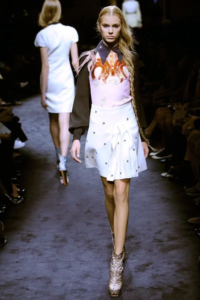 Look 16